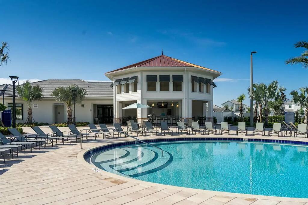 Newly Listed Townhouse Storey Lake, Free Waterpark *