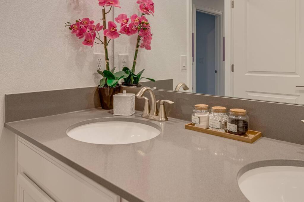 Newly Listed Townhouse Storey Lake, Free Waterpark *