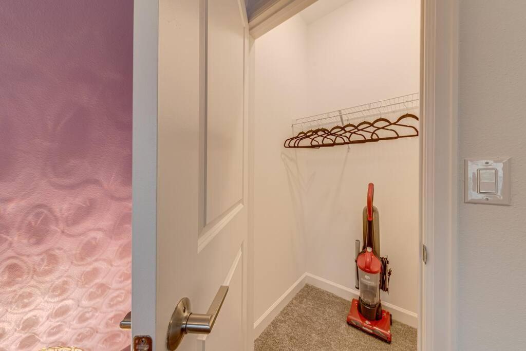 Newly Listed Townhouse Storey Lake, Free Waterpark Kissimmee